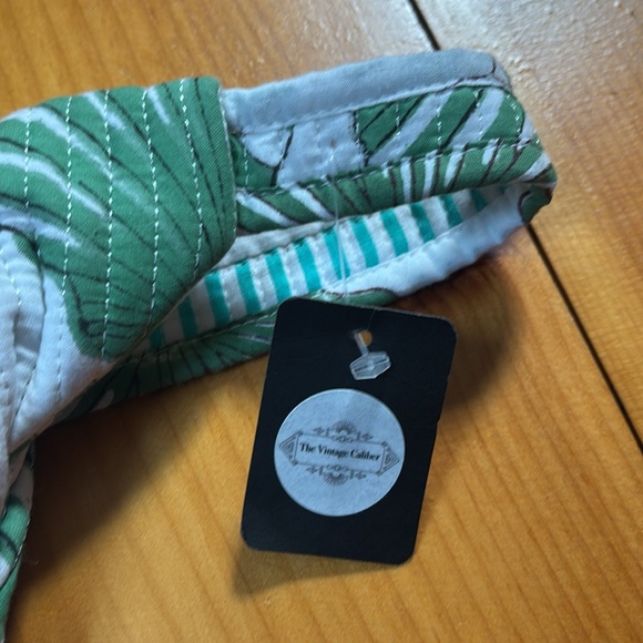 New! THE VINTAGE CALIBER Sea Shell Sling Bag Green Quilted Gold Hardware - Picture 4 of 7